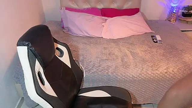 Kiravenom weet online show from April 21, 8:27 pm