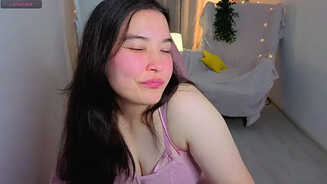 MomoRins online show from July 19, 10:01 pm