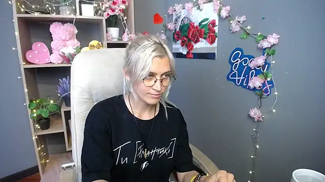 RubyDaviss online show from May 25, 12:15 pm