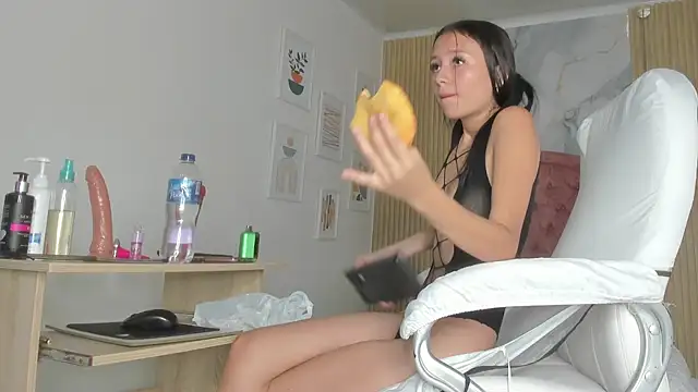 scarletmilzx online show from June 19, 1:25 pm