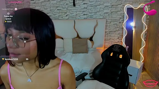 Yenn tay online show from July 13, 11:55 am