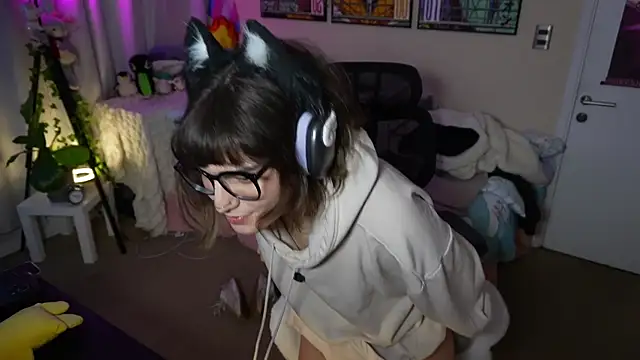 trinilup online show from May 16, 1:52 am
