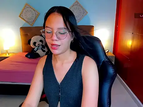 Viiolet  moon online show from May 20, 5:43 pm
