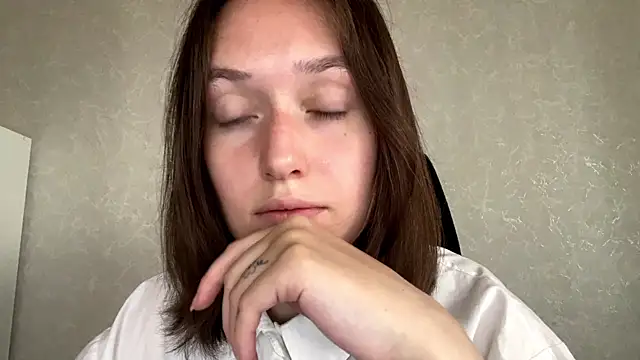 LisaSunrise online show from May 17, 5:06 am