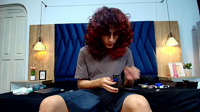 Divine      online show from May 16, 2:58 am