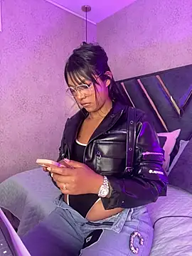 naomifox  online show from May 16, 6:38 am