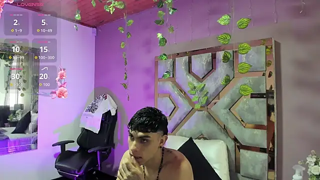 Snapshot of SCARLEXXX_LYAN chatting on June 4, 7:07 pm SCARLEXXX LYAN online show from June 4, 7:07 pm