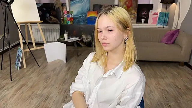 MoonF0xy online show from May 6, 11:14 am