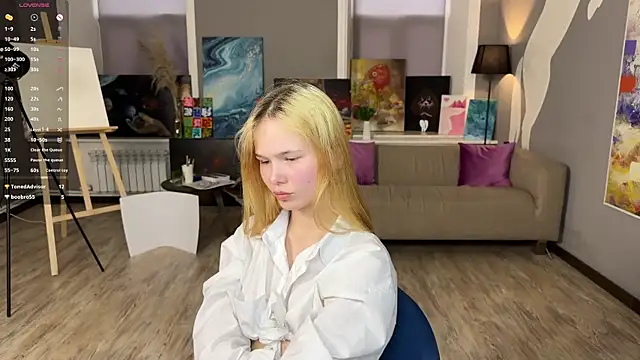 MoonF0xy online show from May 11, 2:45 pm