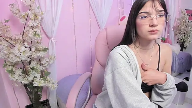 ShanelleDupont  online show from May 18, 8:26 pm