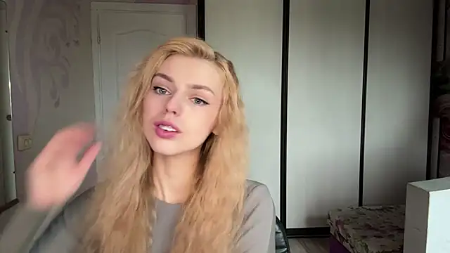 ScarlettRosy online show from May 18, 4:07 am