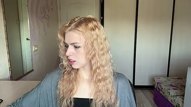 ScarlettRosy online show from May 17, 4:22 am
