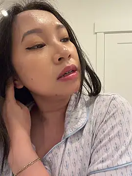 petiteTai online show from May 28, 5:27 am
