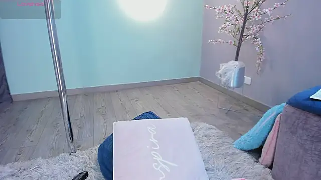 Karlie moore  online show from May 28, 1:31 pm