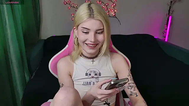 scarletbackwood online show from May 18, 11:49 am