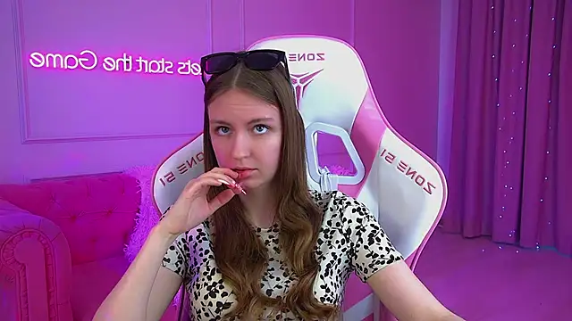 SofiaSarvains online show from May 18, 6:08 am