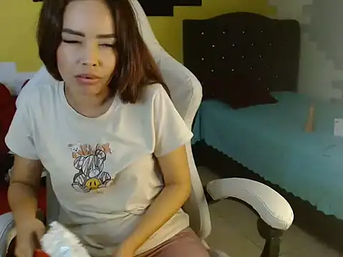 naomis 36 online show from May 21, 3:54 pm