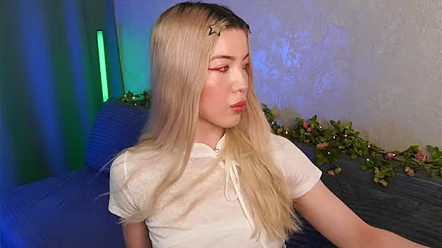 LindaThackerr online show from May 22, 4:32 am