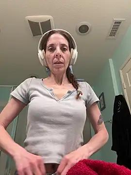 Raevyn online show from May 16, 4:26 am