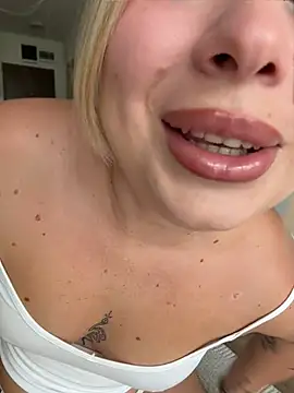 lilixcake online show from July 23, 1:41 pm