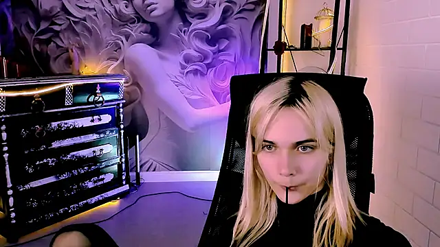 DanaWint online show from May 28, 1:31 pm