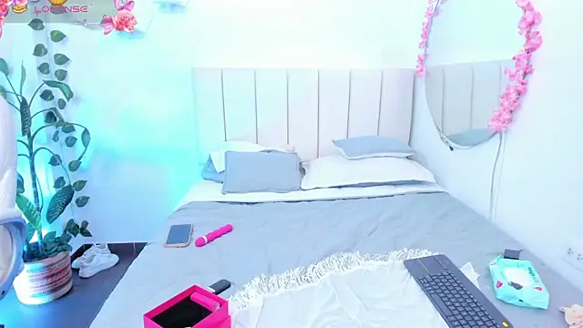 mia18    online show from May 27, 9:12 pm