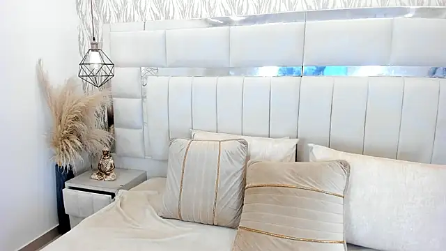 Aurora bellamont online show from June 25, 1:35 pm