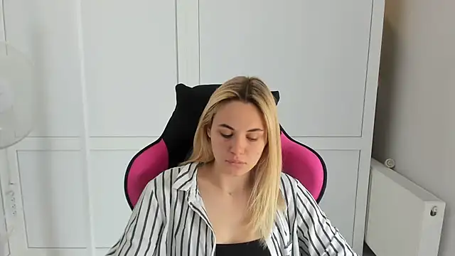 Emma starrs  online show from July 4, 9:49 am
