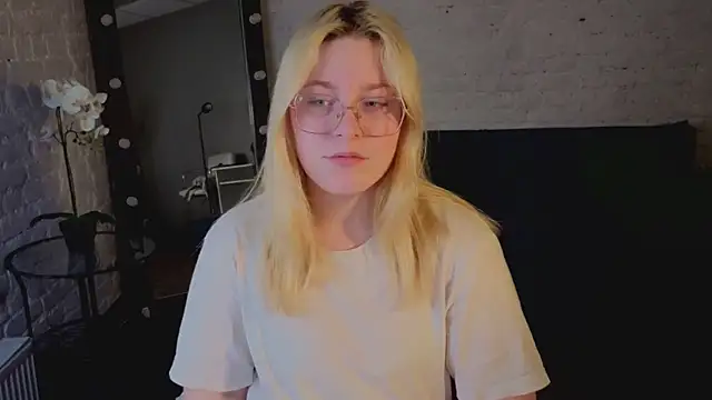 StellaVanilla online show from May 22, 1:31 pm