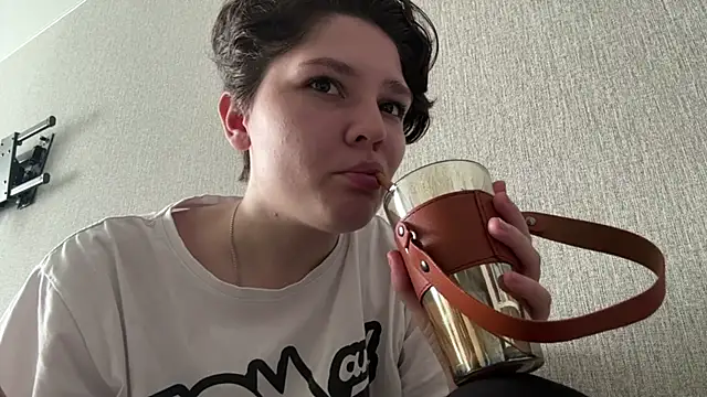 LizCumens online show from May 16, 1:52 am
