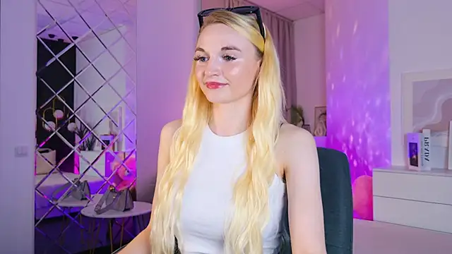 Mila  Lux online show from May 29, 9:02 pm