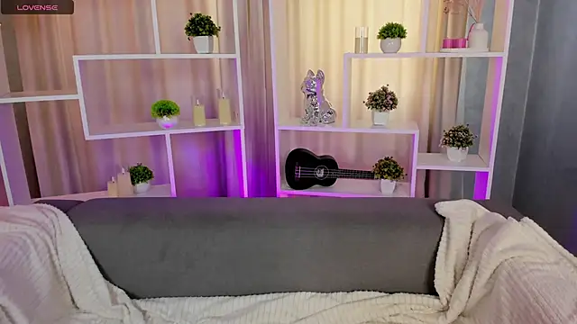 AlexaaBee online show from May 19, 8:10 am