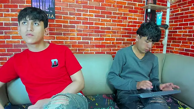 Hoot boyss  online show from May 25, 8:41 pm