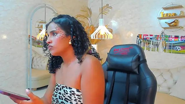 Horny Curls online show from June 23, 3:48 am