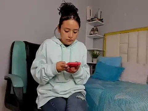 ivyyemerald  online show from June 23, 1:42 pm