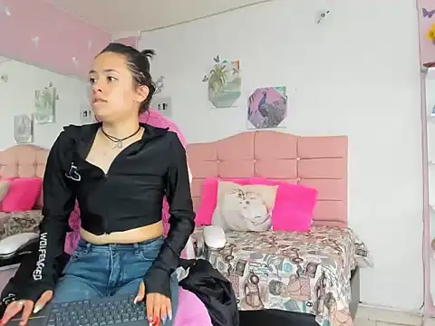 ivyyemerald  online show from June 6, 1:06 pm