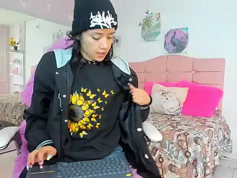 ivyyemerald  online show from June 10, 1:43 pm