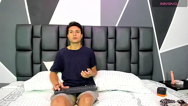 ChloeAndMax online show from May 30, 12:25 pm