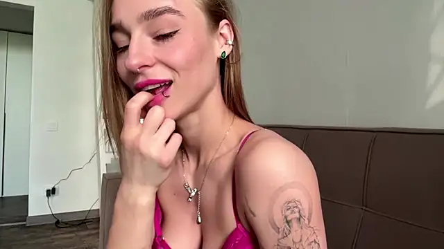 amilia-sexygirl online show from June 8, 1:28 am