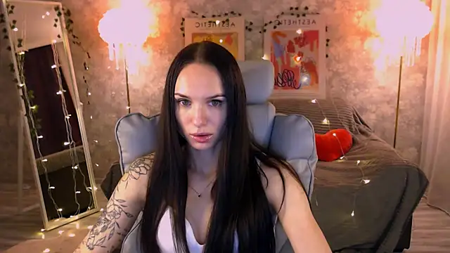 NicoleMerz online show from June 17, 4:30 pm