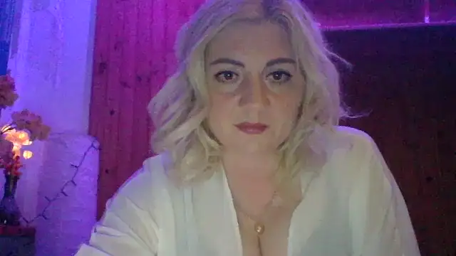 LunaaKiss online show from June 1, 10:10 pm