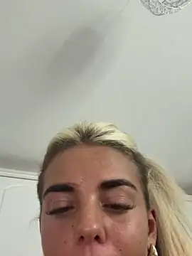 kim17827 online show from August 1, 9:28 pm