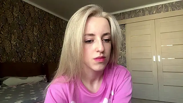 KrissySharp online show from June 18, 7:32 am
