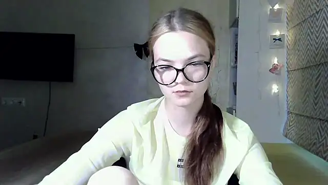 AvrilGillig online show from June 23, 4:16 pm