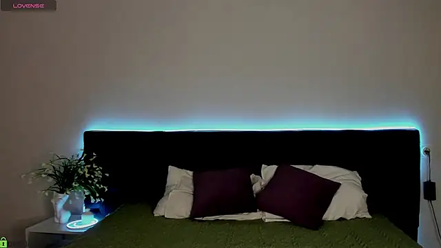 Velvet Kisss online show from June 13, 1:25 am