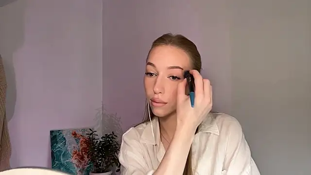 TraceyHowey online show from June 14, 8:26 am