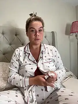 erincheshire online show from June 27, 5:52 pm