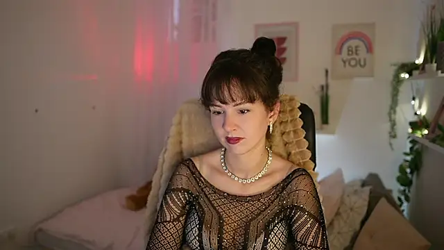 Daisy Lowe online show from July 30, 2:29 pm