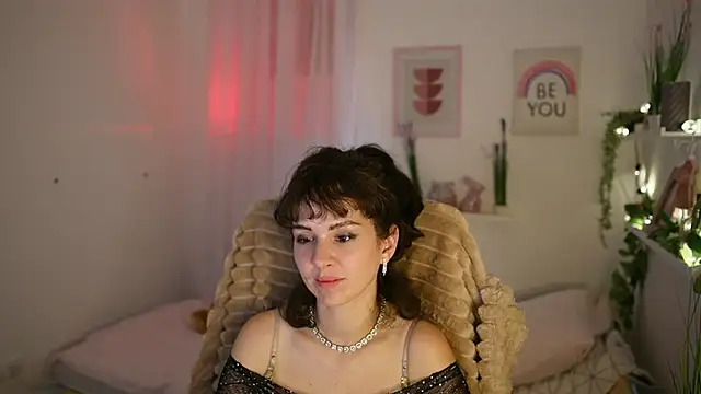 Daisy Lowe online show from July 28, 6:20 pm