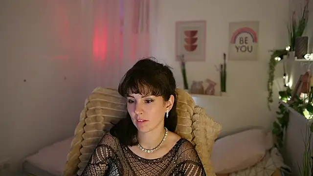 Daisy Lowe online show from July 28, 4:39 pm